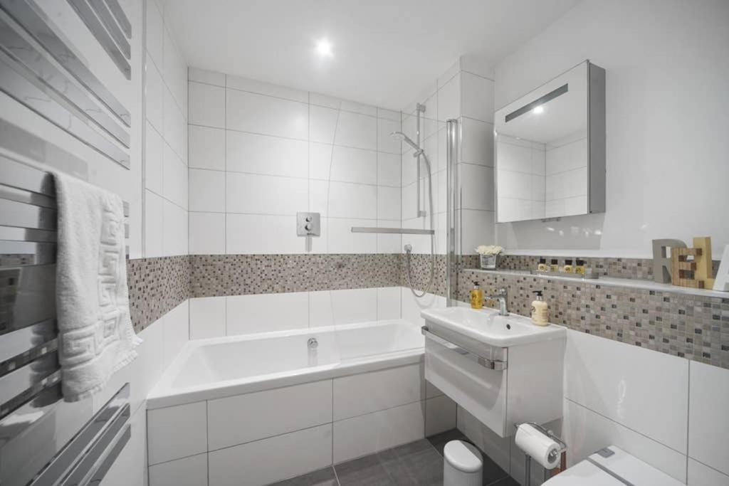 Flat 3 Bridge House Apartamento Staines-upon-Thames Exterior foto